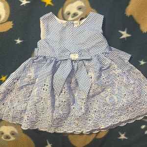 Formal dress with a bow in the front. Size 3-6 months